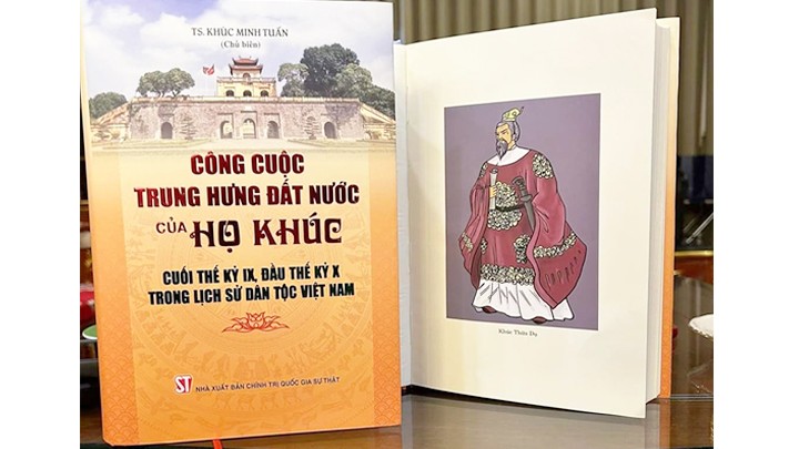PGS.TS Nguyễn Quang Hồng tặng sách cho Thư viện Trường Đại học Hà Tĩnh